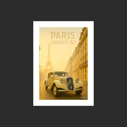 Affiche SP0004 Citroën Traction Avant beige 1930 Paris Tour Eiffel le matin, design avec marge blanche.