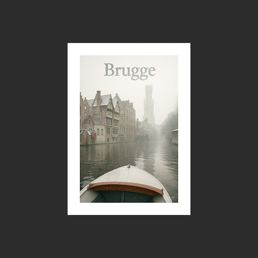 Affiche SP0067 Bruges avec les canaux et le beffroi un matin de brouillard en hiver, design avec marge blanche.
