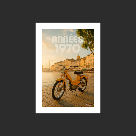 Affiche SP0099 Cyclomoteur Peugeot 102 jaune à Saint-Tropez au couchant, design avec marge blanche.