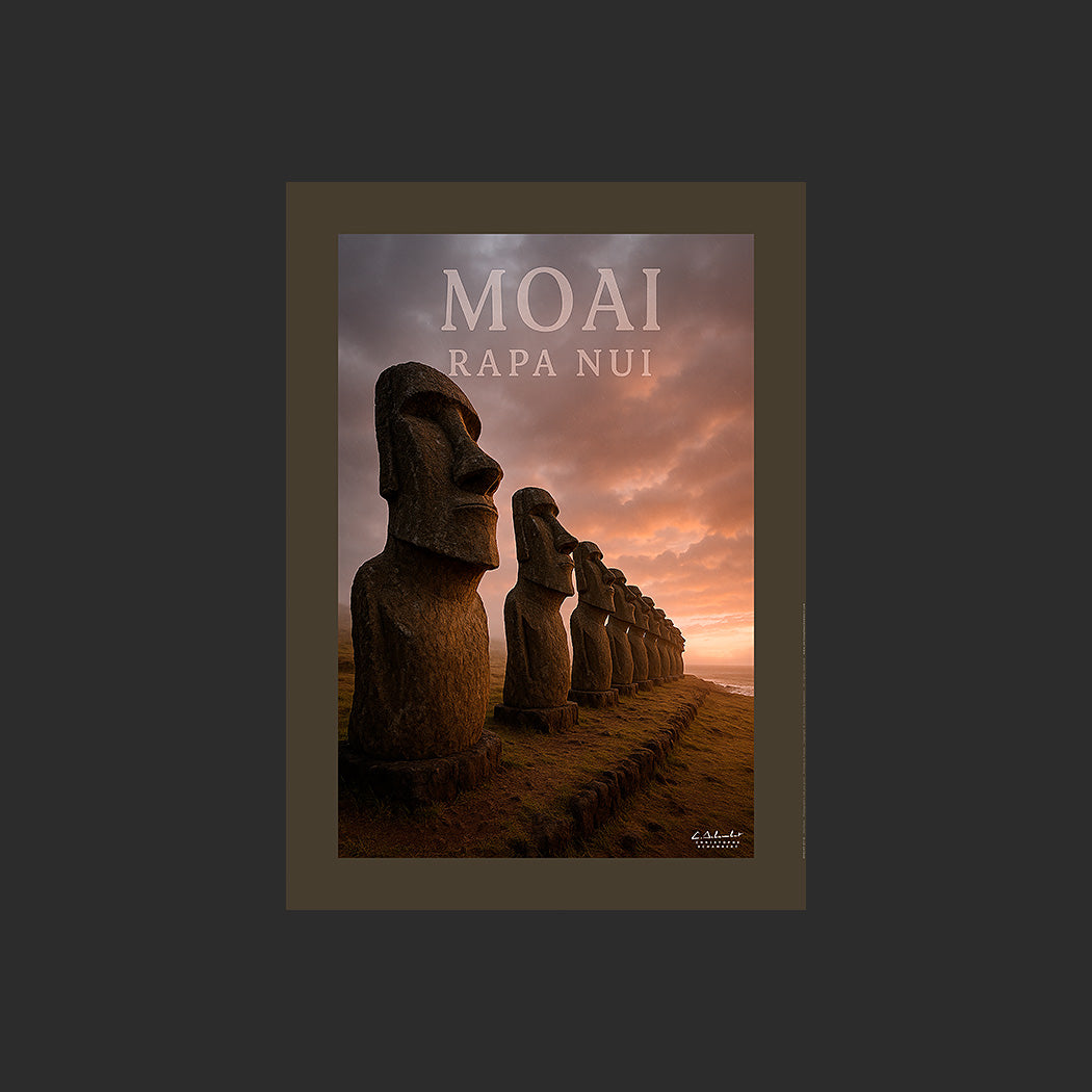 Affiche SP0147 Moaï alignés sur l'Île de Pâques en bord de mer au couchant en automne, design avec marge couleur.