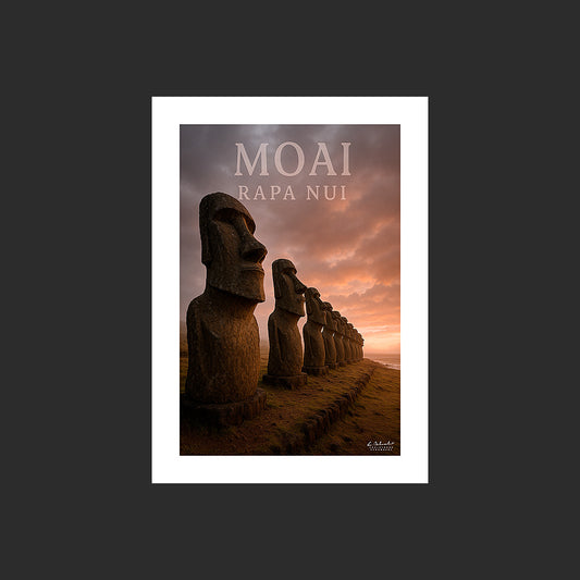 Affiche SP0147 Moaï alignés sur l'Île de Pâques en bord de mer au couchant en automne, design avec marge blanche.