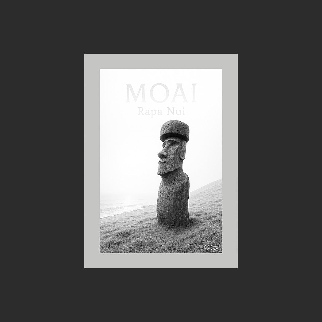 Affiche SP0148 Moaï solitaire sur l'Île de Pâques en bord de mer en noir et blanc, design avec marge couleur.