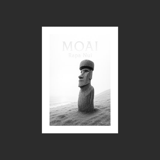 Affiche SP0148 Moaï solitaire sur l'Île de Pâques en bord de mer en noir et blanc, design avec marge blanche.