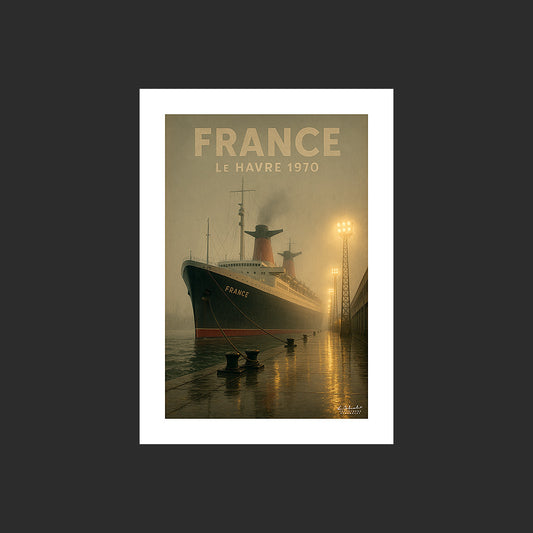 Affiche SP0159 Le paquebot France au Havre sous la pluie un soir en hiver en 1970, design avec marge blanche.