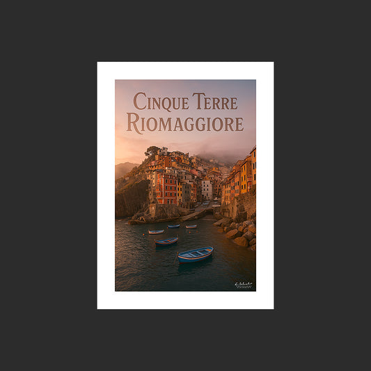 Affiche SP0176 Cinque Terre le port de Riomaggiore en automne le matin, design avec marge blanche.