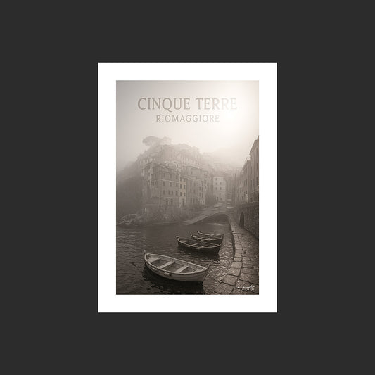 Affiche SP0179 Cinque Terre le port de Riomaggiore en hiver dans la brume en noir et blanc, design avec marge blanche.