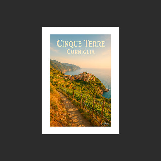 Affiche SP0181 Cinque Terre Corniglia depuis les vignes en été au couchant, design avec marge blanche.