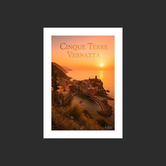 Affiche SP0185 Cinque Terre Vernazza et Castello Doria depuis les collines, design avec marge blanche.