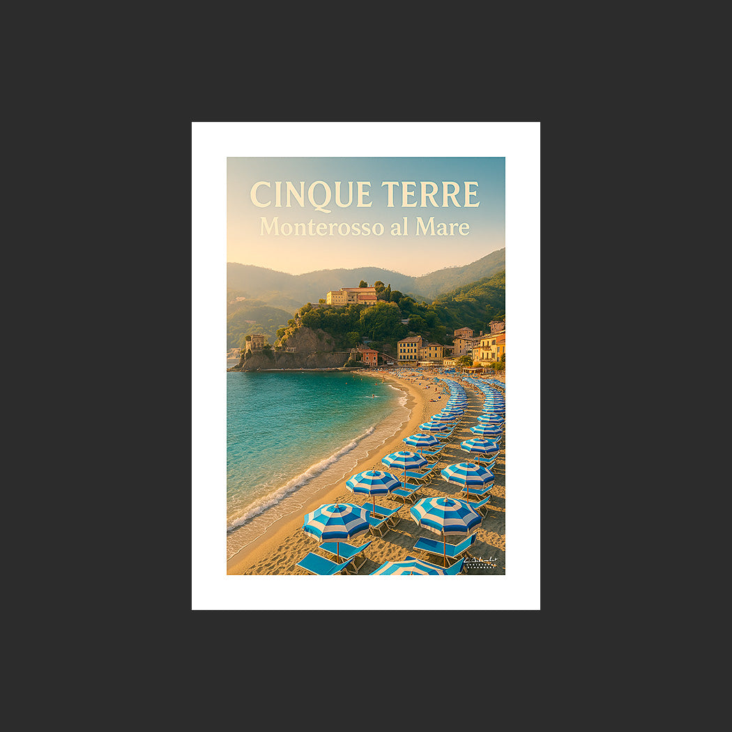 Affiche SP0186 Cinque Terre Monterosso al Mare plage et parasols bleus, design avec marge blanche.