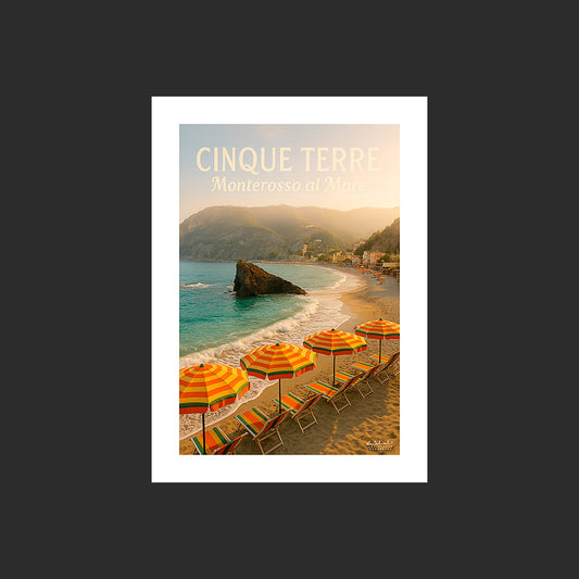 Affiche SP0187 Cinque Terre Monterosso al Mare plage et parasols jaunes oranges, design avec marge blanche.