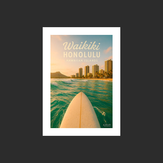 Affiche SP0192 Waikiki Honolulu Hawaï surf devant la plage en été au couchant, design avec marge blanche.