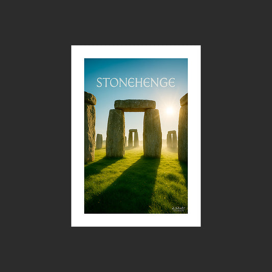 Affiche SP0204 Trilithes de Stonehenge en Angleterre en été au couchant, design avec marge blanche.