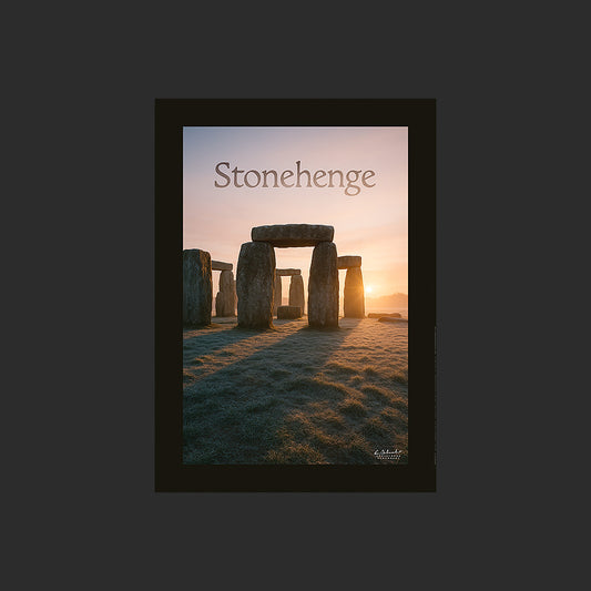 Affiche SP0205 Trilithes de Stonehenge en Angleterre en hiver au couchant, design avec marge couleur.