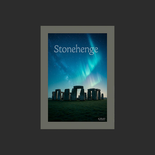 Affiche SP0207 Stonehenge en Angleterre avec aurore boréale en hiver, design avec marge couleur.