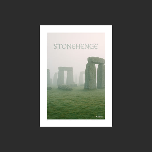 Affiche SP0208 Stonehenge en Angleterre dans le brouillard en automne, design avec marge blanche.