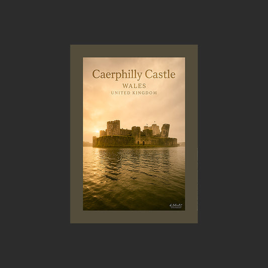 Affiche SP0212 Le château de Caerphilly au Pays de Galles en hiver, design avec marge couleur.