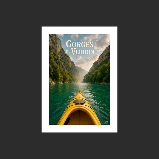 Affiche SP0228 Un kayak jaune dans les gorges du Verdon en Provence en été, design avec marge blanche.