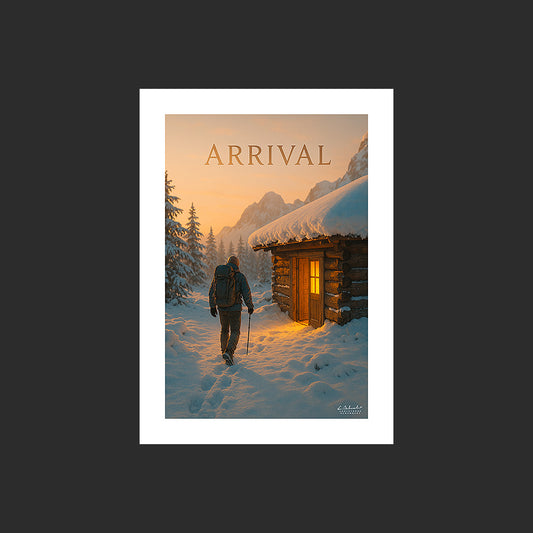 Affiche SP0243 Un randonneur devant un chalet sous la neige le soir, design avec marge blanche.