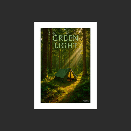Affiche SP0246 Une tente de camping en forêt sous un rai de lumière en été, design avec marge banche.