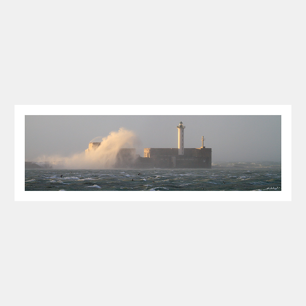 Poster Photo Boulogne-sur-Mer - Grosse vague et écume sur le phare de la jetée - Image de la Côte d'Opale - Hauts-de-France Nord Pas-de-Calais - Christophe Schambert