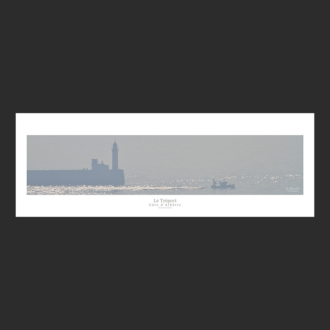Affiche photo 2678 La jetée du Tréport avec un bateau de pêche depuis les falaises
