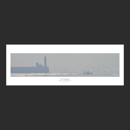 Affiche photo 2678 La jetée du Tréport avec un bateau de pêche depuis les falaises