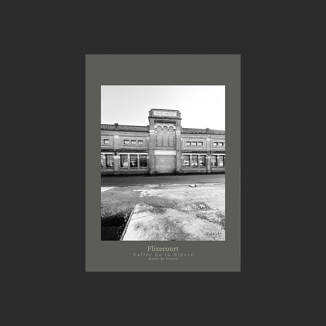 Poster photo 2738 Bâtiment Saint Frères à Flixecourt en noir et blanc, design avec marge couleur.