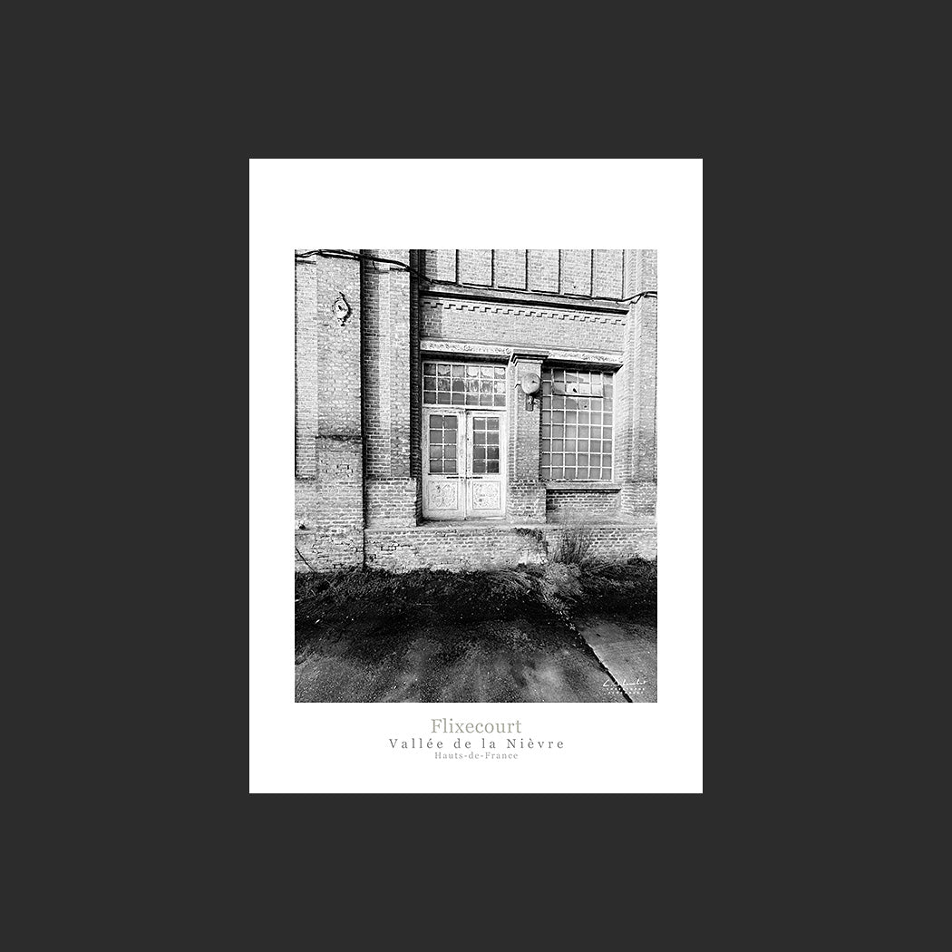 Poster photo 2740 Porte de l'usine Saint Frères à Flixecourt en noir et blanc, design avec marge blanche.