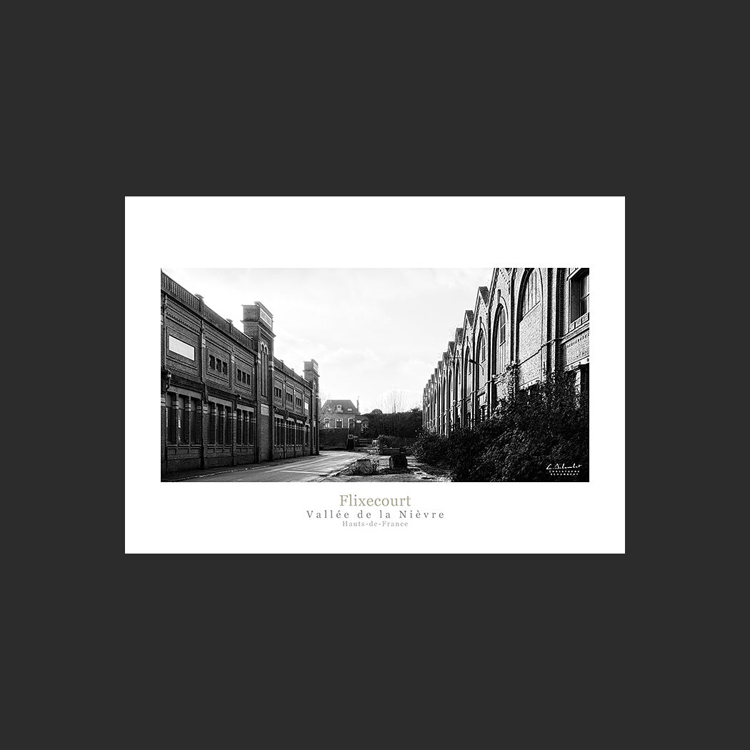 Poster photo 2742 Cour de l'usine Saint Frères à Flixecourt en noir et blanc, design avec marge blanche.