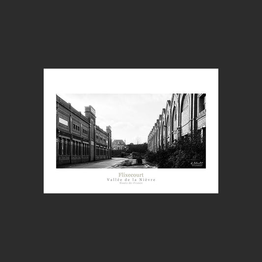 Poster photo 2742 Cour de l'usine Saint Frères à Flixecourt en noir et blanc, design avec marge blanche.