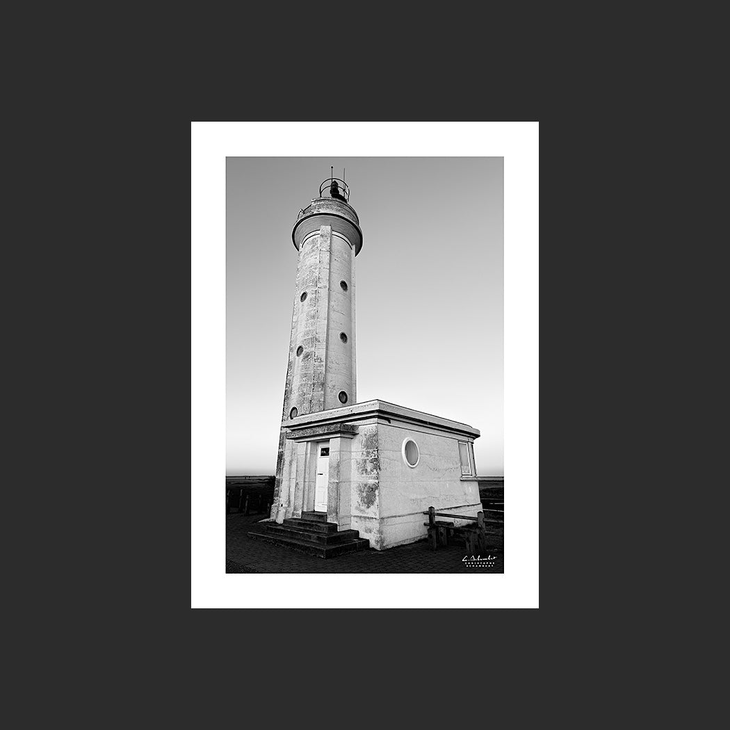 Poster photo 2745 Le phare du Hourdel en baie de Somme en noir et blanc, design avec marge blanche.