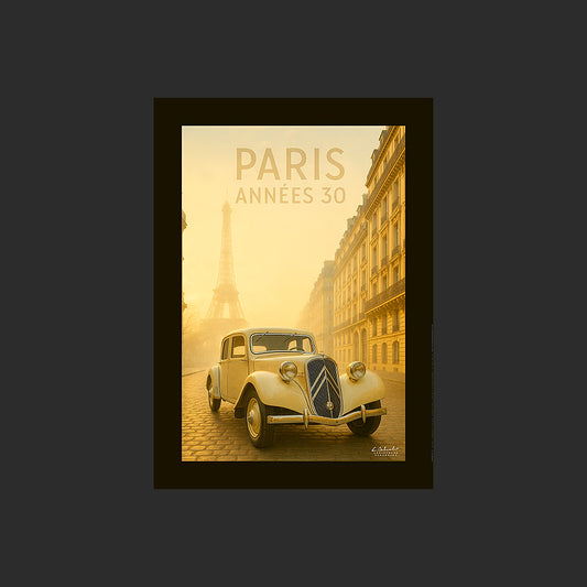 Affiche SP0004 Citroën Traction Avant beige 1930 Paris Tour Eiffel le matin, design avec marge couleur.