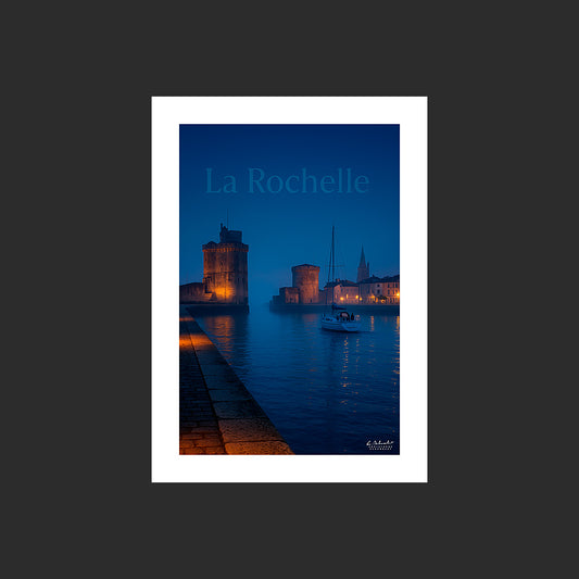 Affiche SP0027 La Rochelle Tours du Vieux Port Voilier Heure bleue, design avec marge blanche.