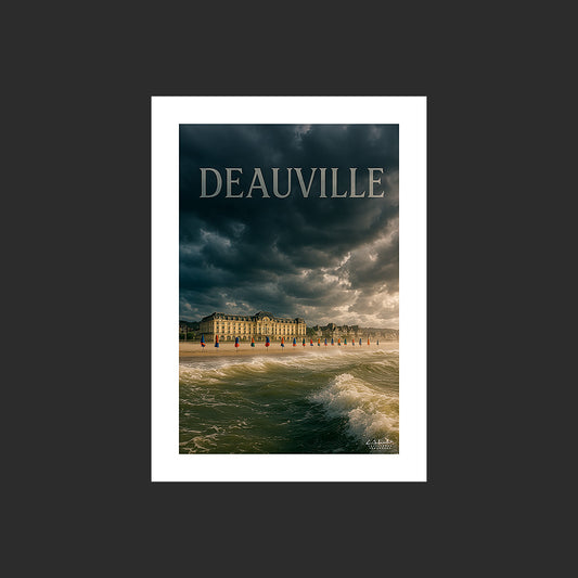 Affiche SP0043 Deauville en Normandie Plage et front de mer sous l'orage, design avec marge blanche.