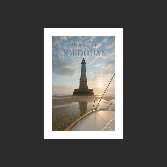 Affiche SP0053 Le phare de Cordouan depuis un voilier à marée basse le matin, design avec marge blanche.