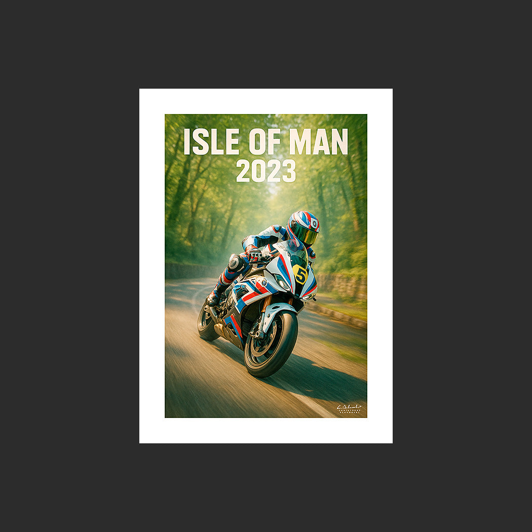 Affiche SP0056 Moto BMW M 1000 RR Blanche 2023 Tourist Trophy Ile de Man, design avec marge blanche.