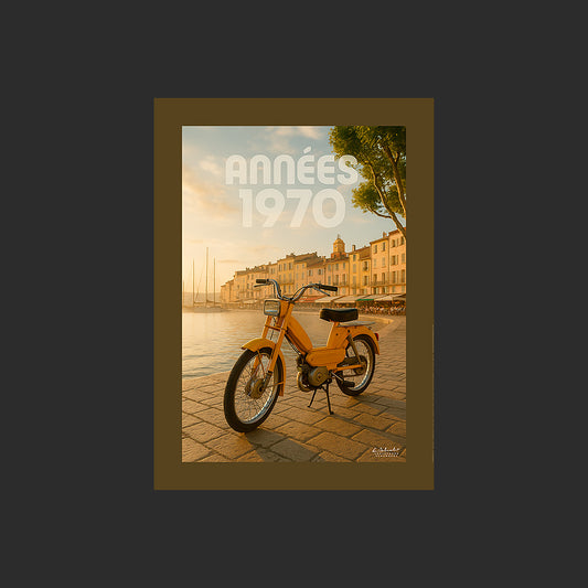 Affiche SP0099 Cyclomoteur Peugeot 102 jaune à Saint-Tropez au couchant, design avec marge couleur.