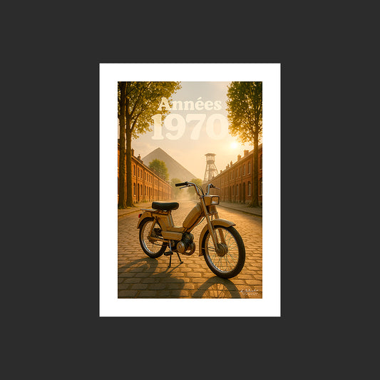 Affiche SP0102 Cyclomoteur Peugeot 102 beige dans un coron de Lens avec un terril, design avec marge blanche.