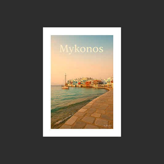 Affiche SP0108 L'île de Mykonos en Grèce depuis un quai au couchant en été, design avec marge blanche.