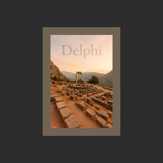 Affiche SP0111 Les ruines antiques de Delphes en Grèce au crépuscule, design avec marge couleur.