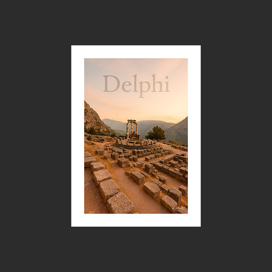 Affiche SP0111 Les ruines antiques de Delphes en Grèce au crépuscule, design avec marge blanche.