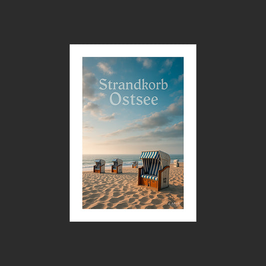 Affiche SP0130 Strandkorb sur la plage en mer Baltique en Allemagne en été, design avec marge blanche.
