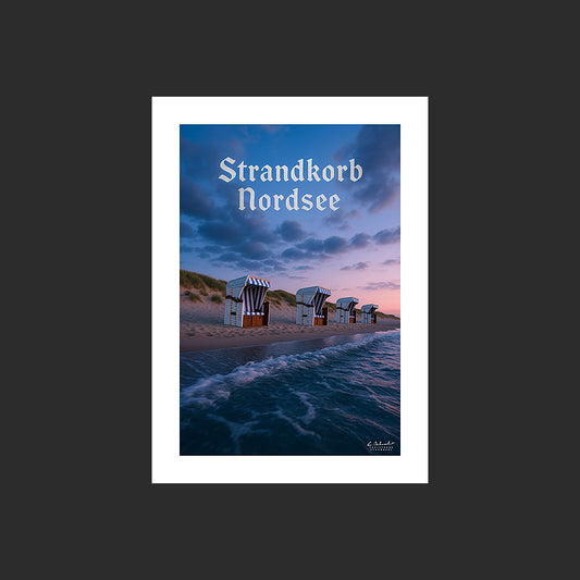 Affiche SP0134 Strandkorb en Allemagne en mer du Nord à l'heure bleue, design avec marge blanche.