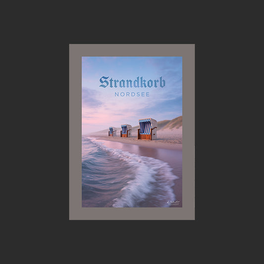 Affiche SP0135 Plage et dunes avec des strandkorbs en Allemagne au couchant, design avec marge couleur.