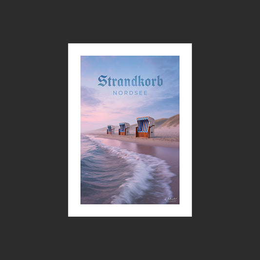 Affiche SP0135 Plage et dunes avec des strandkorbs en Allemagne au couchant, design avec marge blanche.