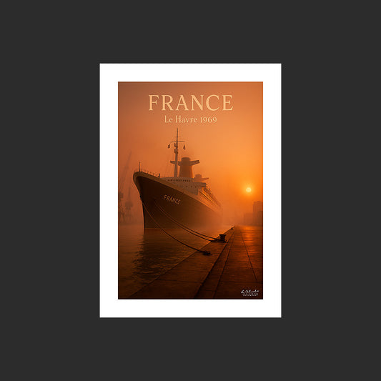 Affiche SP0158 Le paquebot France dans la brume au Havre au couchant, design avec marge blanche.