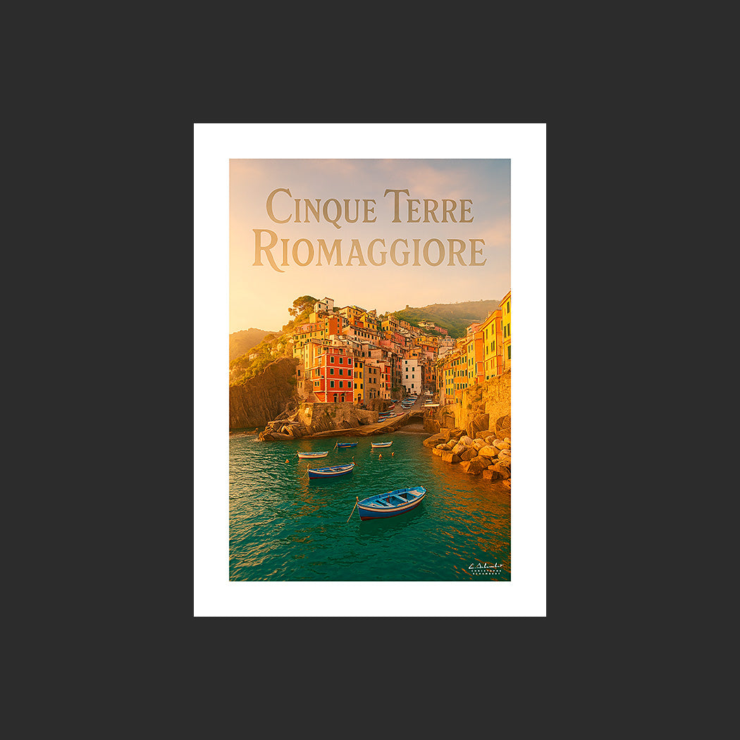 Affiche SP0175 Cinque Terre le port de Riomaggiore en été au couchant, design avec marge blanche.
