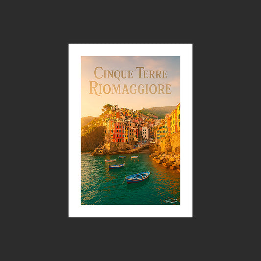 Affiche SP0175 Cinque Terre le port de Riomaggiore en été au couchant, design avec marge blanche.