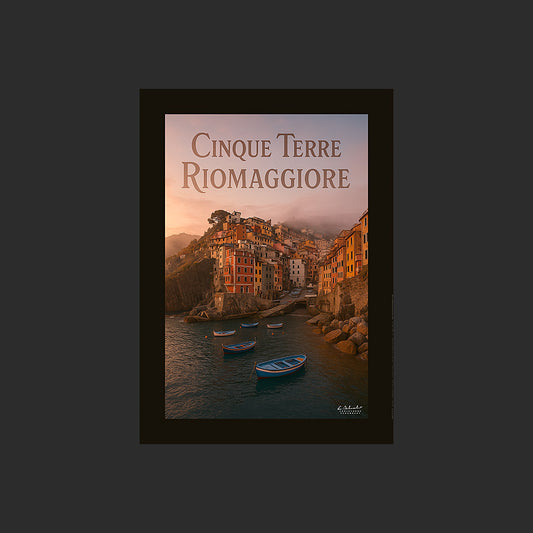 Affiche SP0176 Cinque Terre le port de Riomaggiore en automne le matin, design avec marge couleur.