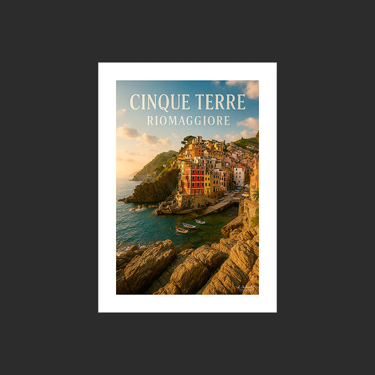 Affiche SP0178 Cinque Terre Riomaggiore depuis les rochers en été, design avec marge blanche.